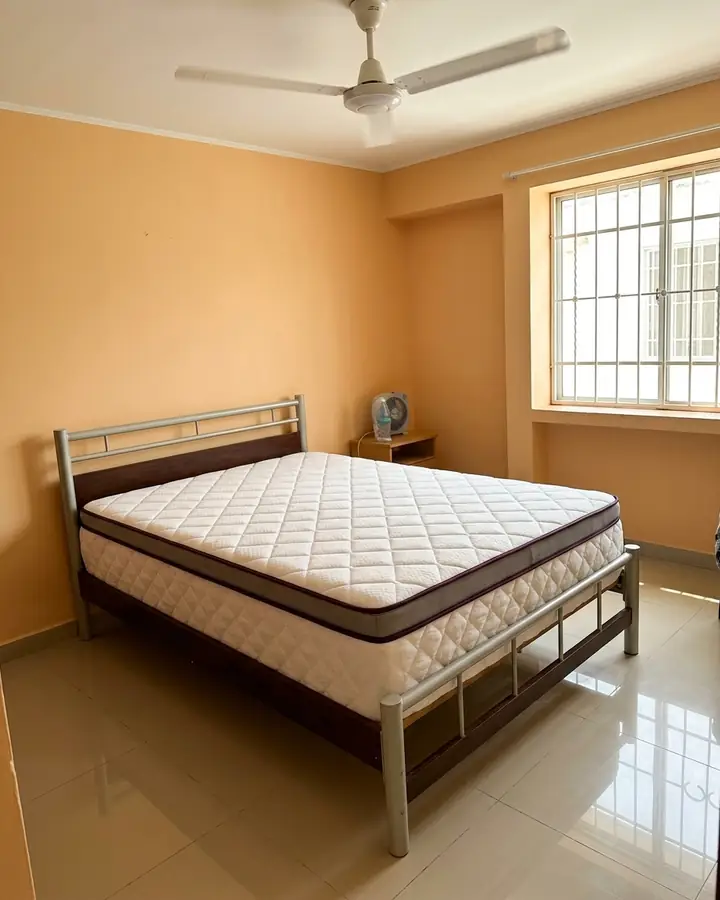 Pillow en una cama doble en un cuarto de tierra caliente